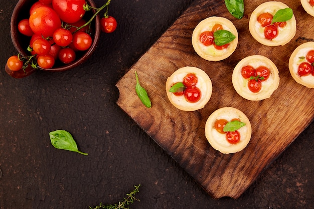 Mini tartas de tomates cherry con queso mozzarella