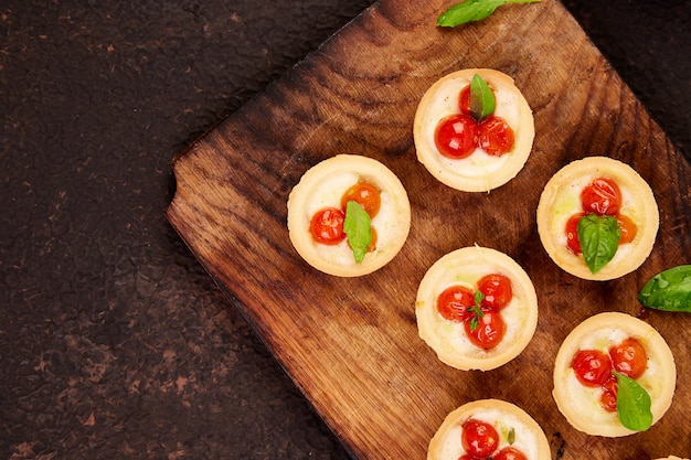 Foto mini tartas de tomates cherry con queso mozzarella