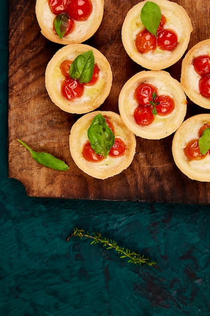 Foto mini tartas con tomates cherry