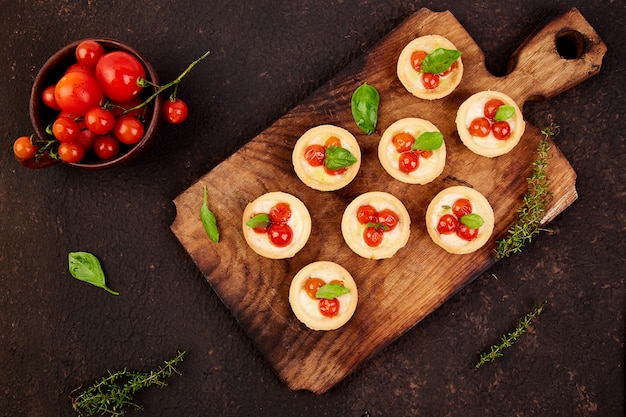 Foto mini tartas con tomates cherry