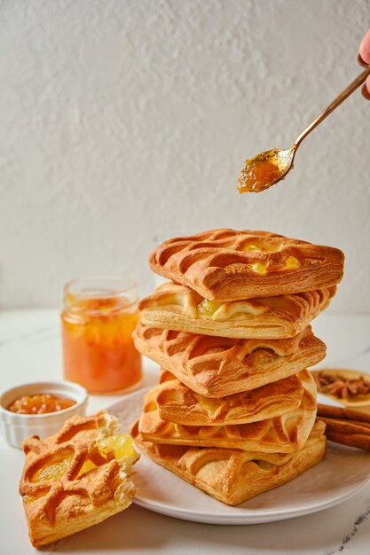 Mini tartes de massa folhada com compota de pera e lima