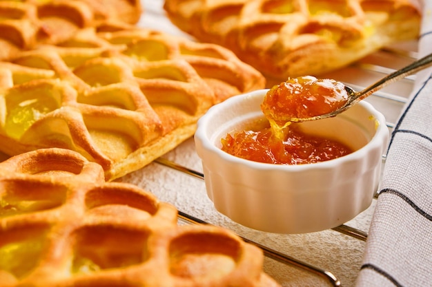 Mini tartes de massa folhada com compota de pera e lima