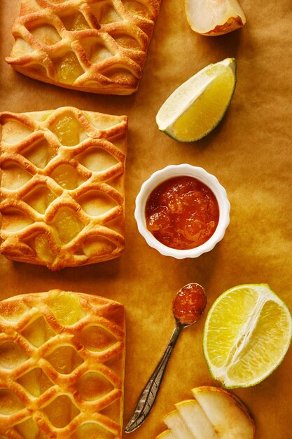 Mini tartes de massa folhada recém-assadas com compota de pêra e lima