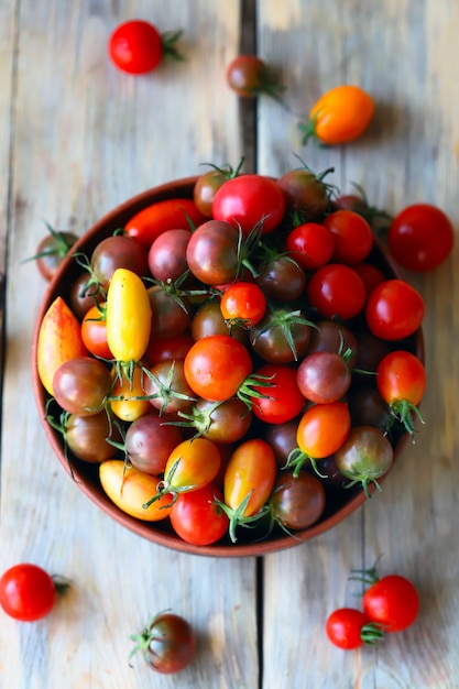 Mini tomates de colores en un bol