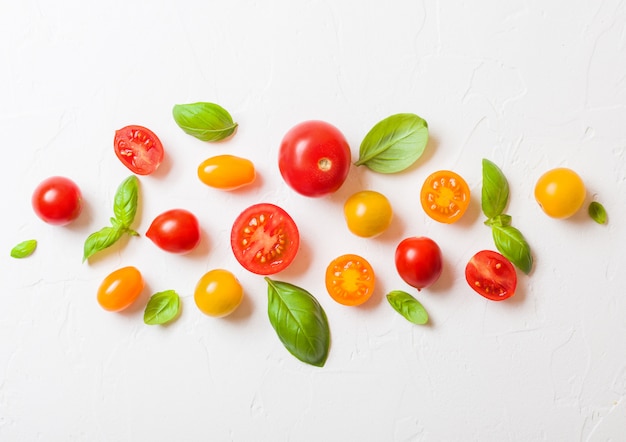 Mini Tomates orgánicos con albahaca y pimienta.