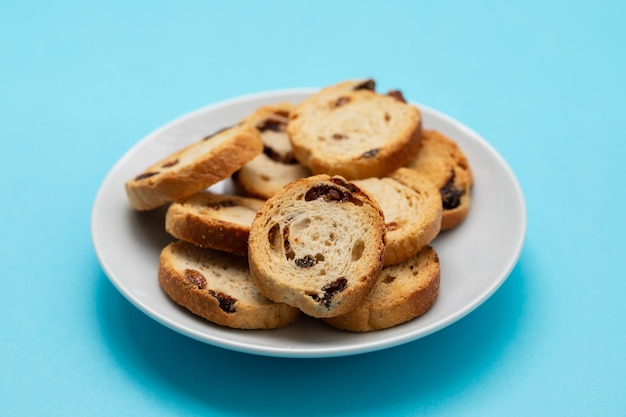 Mini torradas redondas de pão com passas no prato