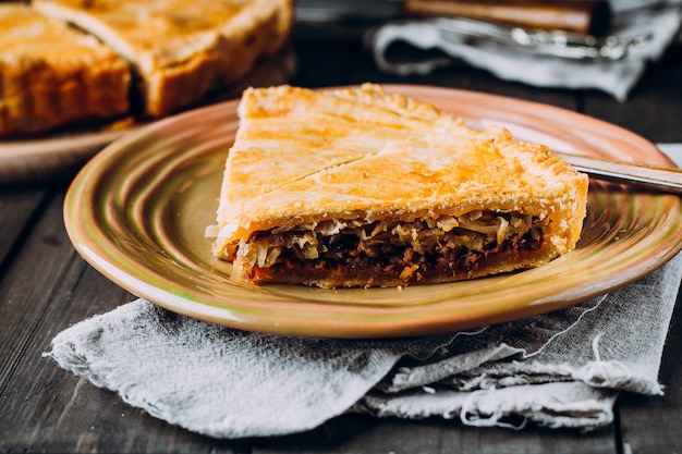 Mini torta de carne australiana tradicional fresca na placa de madeira na mesa, closeup com espaço da cópia, estilo rústico