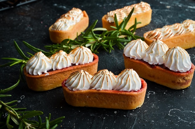 Mini torta doce com geléia de cereja e creme. Cozimento. Vista do topo. Doces.