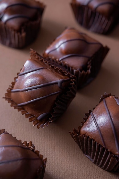 Mini tortas de chocolate sobre fondo marrón. Fondo abstracto de chocolate