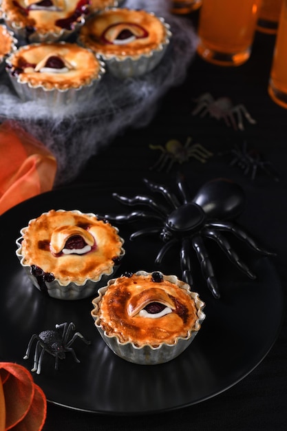 Mini tortas de ojos espeluznantes de Halloween con relleno de cereza