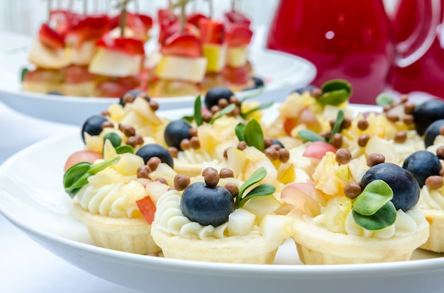 Mini tortinhas de festa com cream cheese e frutas frescas