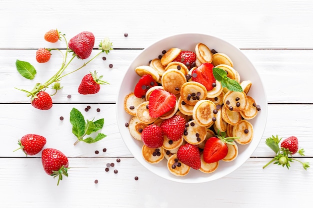 Mini tortitas con fresas frescas y gotas de chocolate