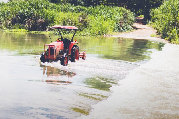 Mini tractor de pie en canal para lavado.