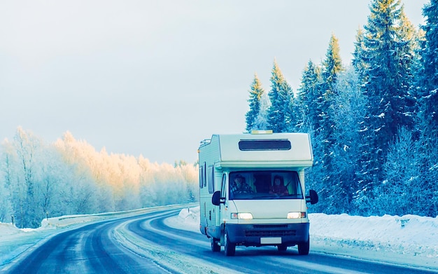 Mini Van en carretera de invierno con nieve en Finlandia. Coche y paisaje frío de Laponia. Bosque de Europa. Paseo por la autopista de la ciudad finlandesa. Carretera y ruta callejera nevada. Conduciendo