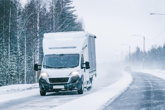 Mini van en un Snowy Winter Road en Finlandia en Laponia.