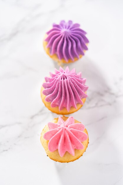 Mini-Vanille-Cupcakes mit rosa Buttercreme-Glasur
