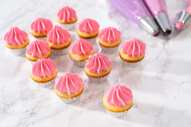 Mini-Vanille-Cupcakes mit rosa Buttercreme-Glasur