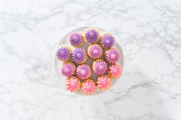 Mini-Vanille-Cupcakes mit rosa Buttercreme-Glasur