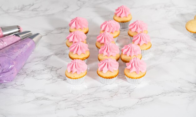 Mini-Vanille-Cupcakes mit rosa Buttercreme-Glasur