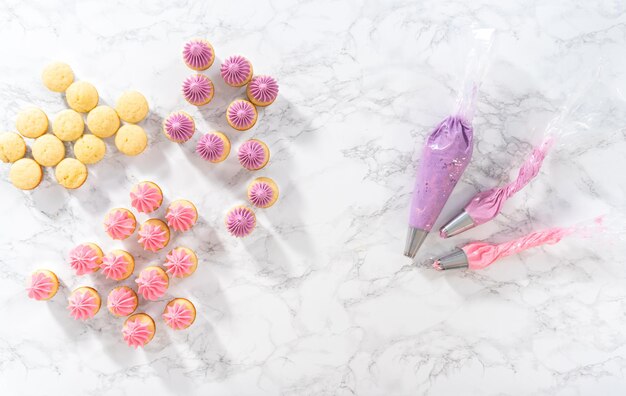 Mini-Vanille-Cupcakes mit rosa Buttercreme-Glasur