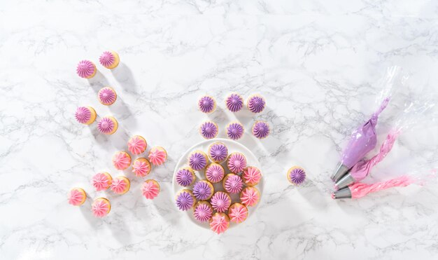 Mini-Vanille-Cupcakes mit rosa Buttercreme-Zuckerguss