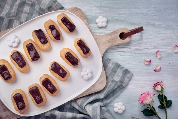 Mini-Vanille-Eclairs mit Schokoladenglasur, Draufsicht