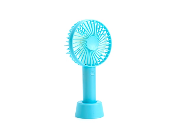 Mini ventilador portátil eléctrico azul aislado sobre un fondo blanco.