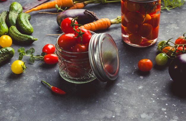 Mini verduras frescas, incluidas zanahorias frescas, pepinos y berenjenas, tarro con tomate cherry