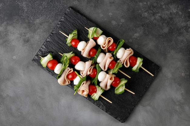 Mini-Vorspeise am Spieß Frischer Caprese-Spieß Antipasti Canape mit Fleischgurke Tomate Mozzarella