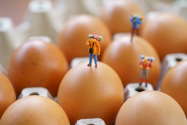 Miniatur 2 Personen stehen auf dem Gehweg zu Beginn der Reise Um das Ziel zu erreichen.