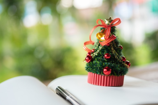 Miniatur-Weihnachtsbaum Feiern Sie Weihnachten am 25. Dezember eines jeden Jahres.