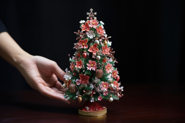 Miniatur-Weihnachtsbaum mit winzigen Ornamenten