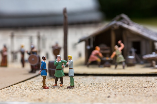 Miniatura de assentamento Viking ao ar livre, pessoas fugurines, europa. Antiga vila europeia, Escandinávia medieval, arquitetura tradicional escandinava, diorama
