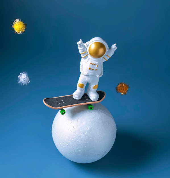 Miniatura de astronauta em um skate conceito de dia internacional do vôo espacial humano