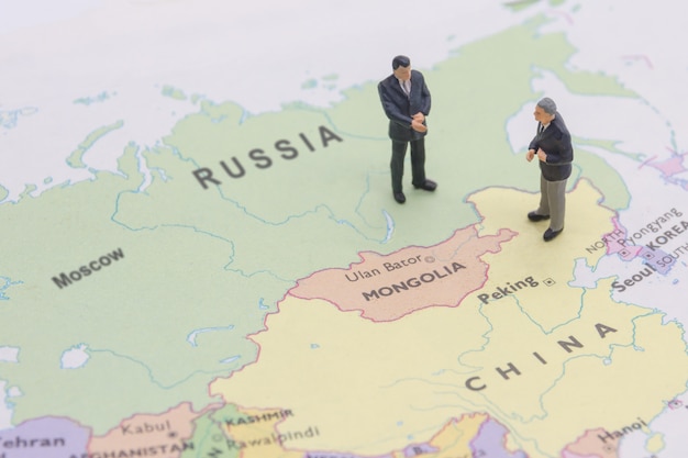 Miniatura dos empresario shakehand en china y mapa ruso