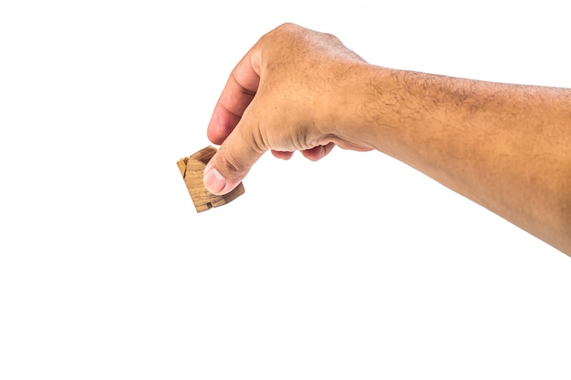 Miniatura de madera de la casa con la mano sobre fondo blanco