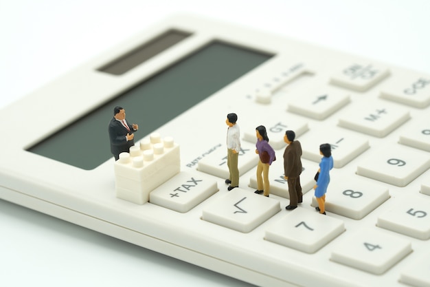 Miniatura de personas Paga en cola Ingresos anuales (TAX)