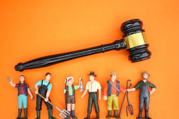 Foto miniatura de un trabajador con un martillo judge039s el concepto de leyes laborales concepto de leyes laborales