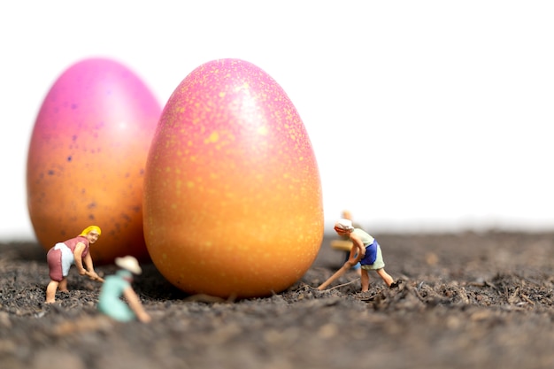 Miniaturas trabajan en huevos de Pascua para el día de Pascua.