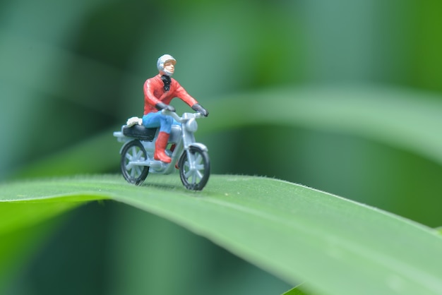 Miniaturfigur Biker auf Blatt