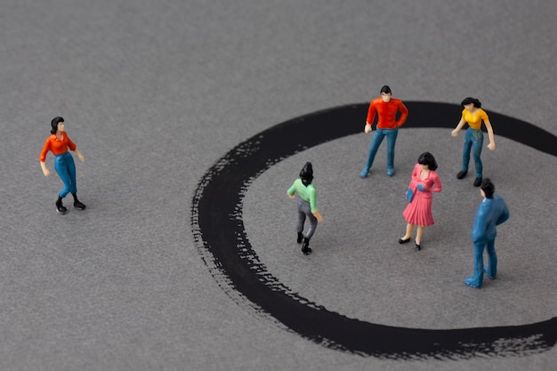 Miniaturfrau draußen und Menschen im Kreis