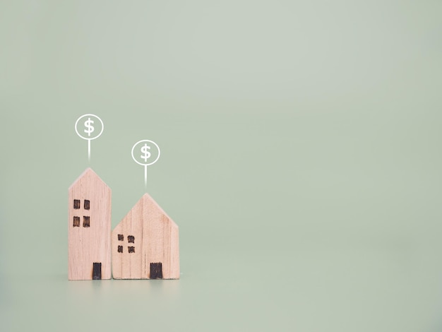 Miniaturhaus und Dollarmünzen-Ikonen Das Konzept des Hauspreises Immobilieninvestitionen Haushypotheken Immobilien.
