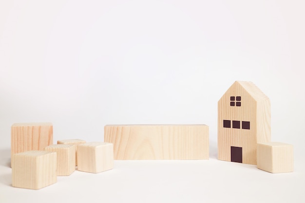 Miniaturhaus und Holzklötze