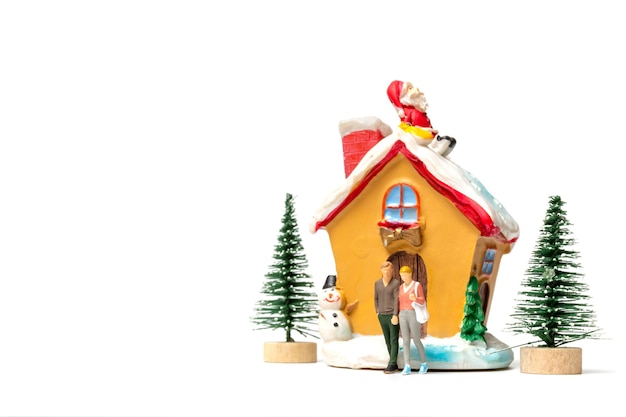 Miniaturleute, die Weihnachten zu Hause feiern, Weihnachten und ein glückliches neues Jahr-Konzept.