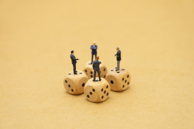 Miniaturleute-Geschäftsmänner, die auf Börse Investition des in Panik versetzten Blickes stehen