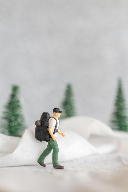 Miniaturmenschen Backpacker Reisen im Winter