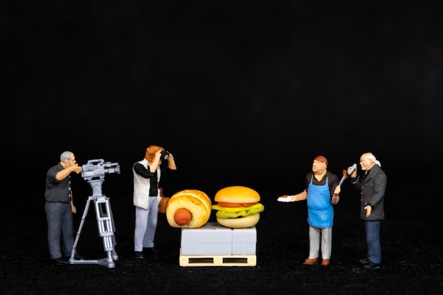 Foto miniaturmenschen chefs bereitet eine bäckerei im studio vor