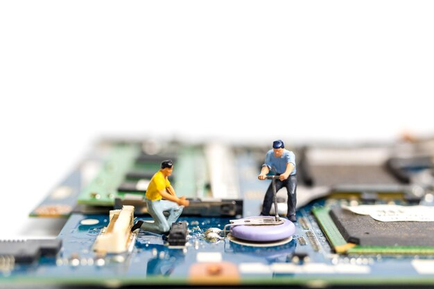 Foto miniaturmenschen, die an einer cpu-schaltplatte arbeiten technologiekonzept