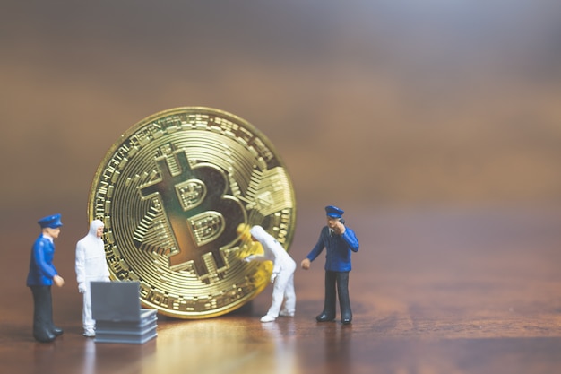 Miniaturmenschen: Polizei und Detektiv stehen vor Cryptocurrency-Bitcoin