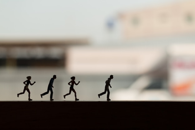 Miniaturmenschen: Silhouette eines Läufers